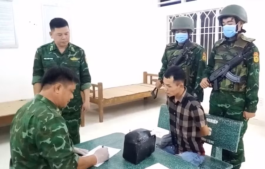 Bộ đội Biên phòng Tây Ninh lấy lời khai nghi phạm bị bắt vì tàng trữ, vận chuyển ma túy. (Ảnh: Bộ đội Biên phòng Tây Ninh cung cấp).