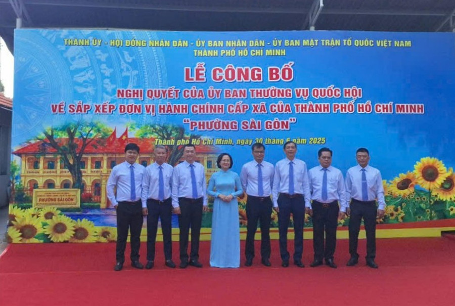 Cán bộ, công chức phường Sài Gòn mới sẵn sàng phục vụ người dân từ 1/7. b7e194b0d63861663829.jpg