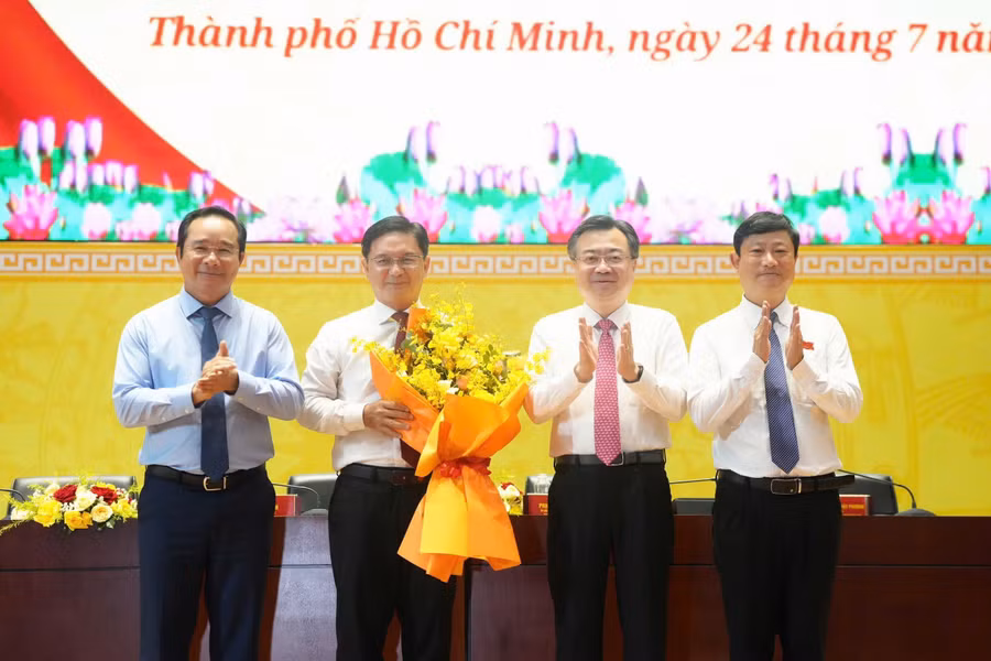 Ông Nguyễn Mạnh Cường, Phó Chủ tịch UBND TPHCM (thứ 2 từ trái sang) nhận quyết định từ lãnh đạo TPHCM. (Ảnh: Cổng TTĐT TPHCM)