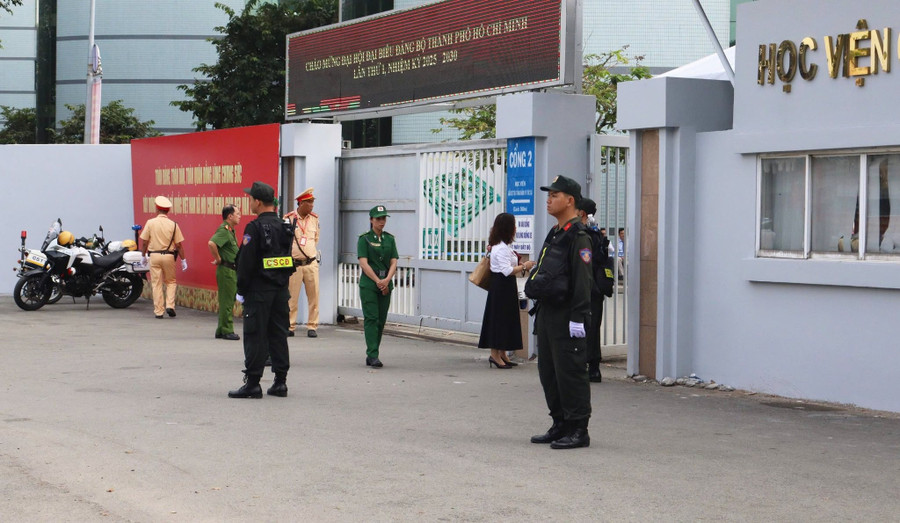 Khu vực kiểm tra an ninh khách tham dự đại hội. 559227639-816817561113246-2416634037849469748-n.jpg