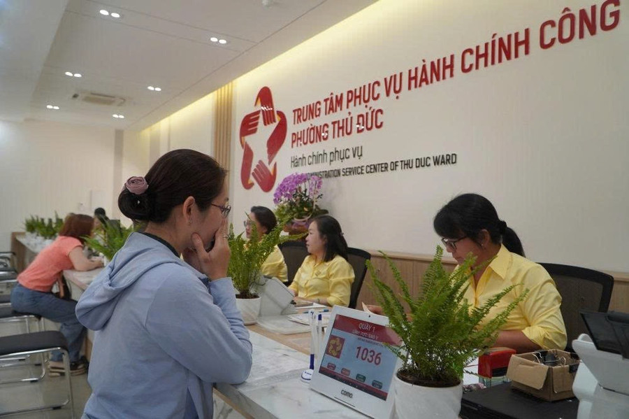 Người dân làm thủ tục hành chính tại phường Thủ Đức. Ảnh: Phúc Uyên e405d0abff4a72142b5b.jpg