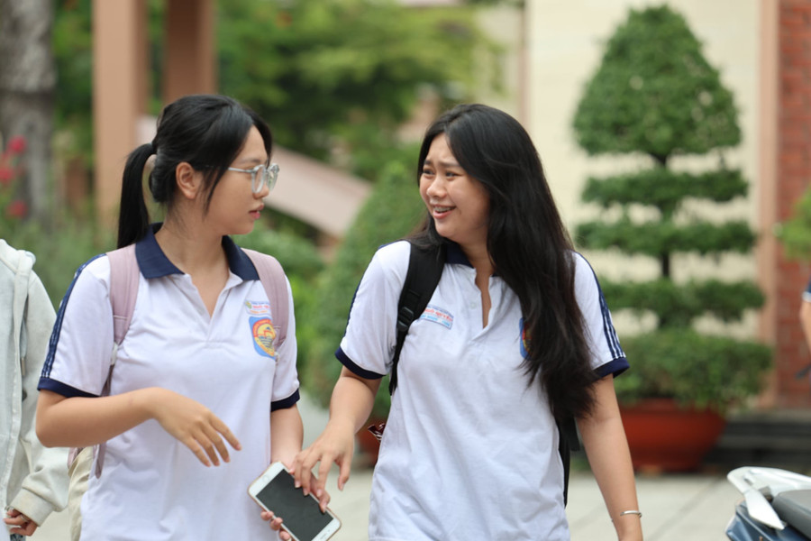 Học sinh hào hứng sau khi kết thúc môn Ngữ văn ở điểm thi trường THPT Ngô Quyền, Đồng Nai. ed65eea9-e5cc-4816-9a05-7b1cfff22dde.jpg