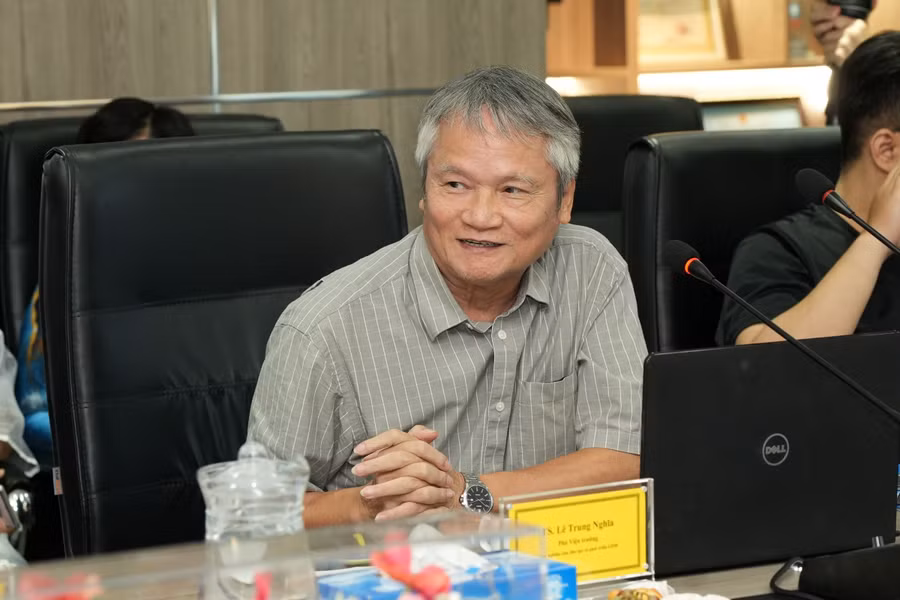 TS Lê Trung Nghĩa chia sẻ góc nhìn cá nhân về tài nguyên giáo dục mở tại hội thảo. Ảnh: BTC.