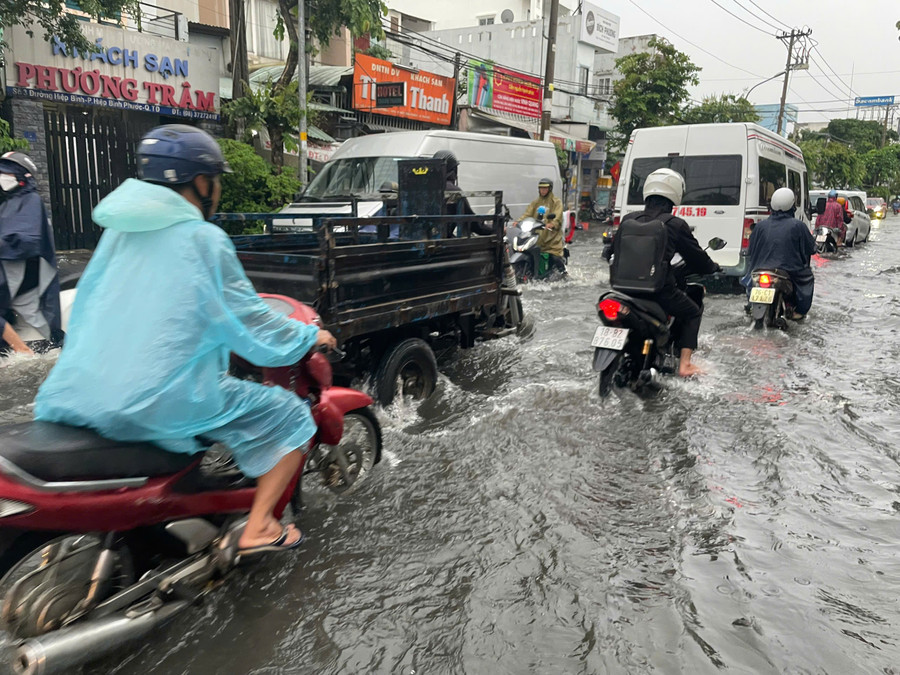 Theo ông Trần Minh Hoàng, 45 tuổi, lái xe ba gác ở khu vực TP Thủ Đức, sau khi hết mưa khoảng hơn 1 giờ sau nước mới bắt đầu rút hết. ngap-46-8.jpg