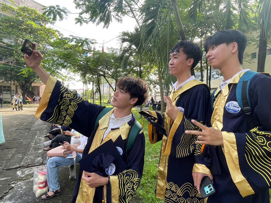 Những tân cử nhân, kỹ sư chụp hình lưu niệm. Ảnh: Hà An.