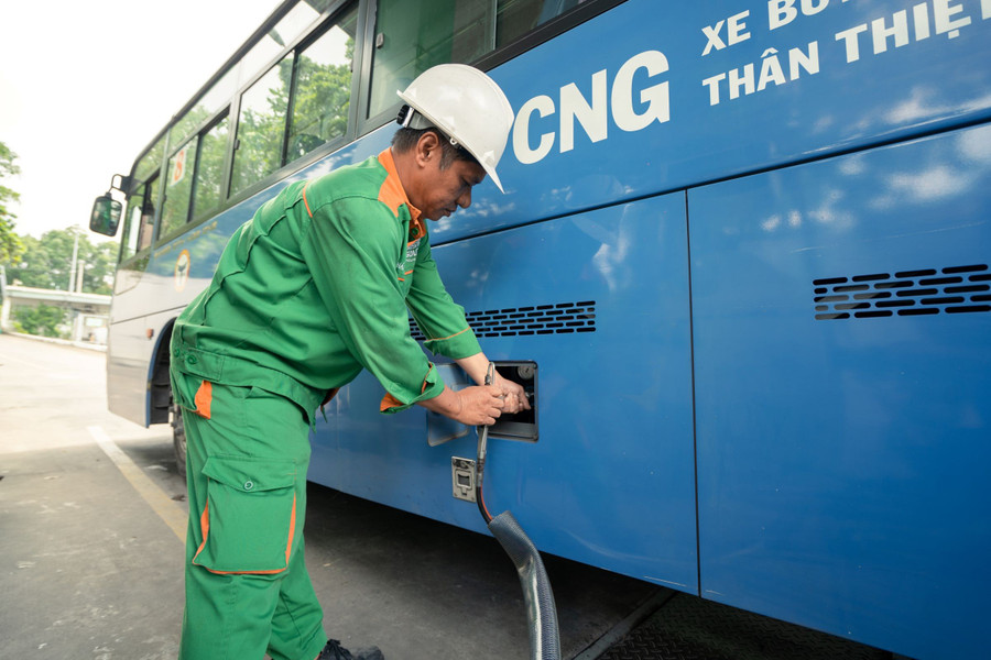 hinh-6-xe-buyt-dang-nap-cng-tai-tram-nap-cng-dai-hoc-quoc-gia.jpg