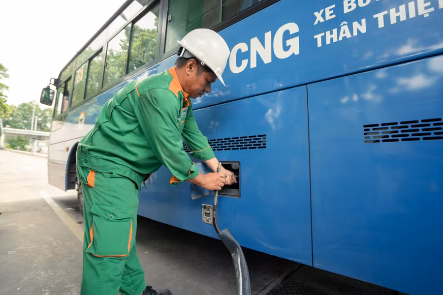 hinh-6-xe-buyt-dang-nap-cng-tai-tram-nap-cng-dai-hoc-quoc-gia.jpg