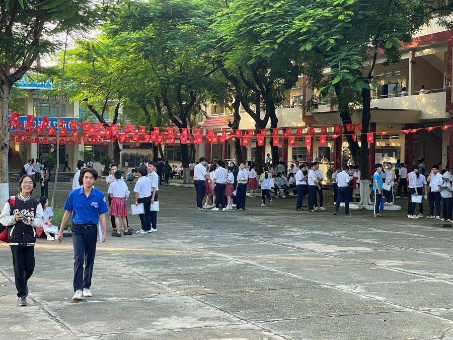 Nhiều học sinh đã đến điểm thi Trường THPT Nguyễn Trãi từ sớm, chuẩn bị thi môn tự chọn. fb2e752823c99497cdd8.jpg