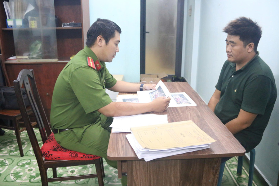 Nguyễn Lâm Minh Tuấn tại cơ quan Công an. (Ảnh: Công an TPHCM).