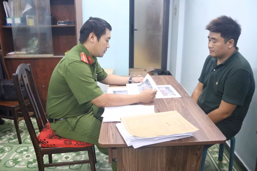 Nguyễn Lâm Minh Tuấn tại cơ quan Công an. (Ảnh: Công an TPHCM).