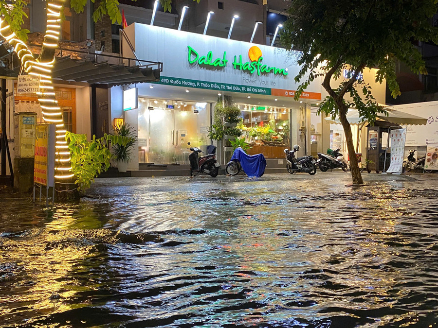 Ngập ở đường Quốc Hương, phường Thảo Điền. be3818f2bb9133cf6a80.jpg