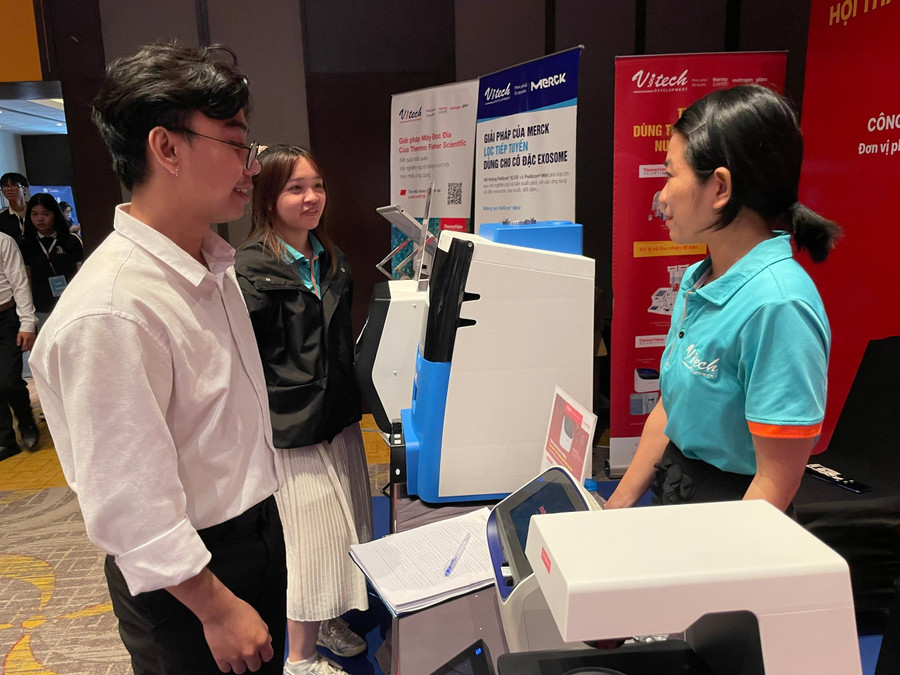 Các máy móc, thiết bị phục vụ nghiên cứu tế bào gốc được giới thiệu tại sự kiện. Ảnh: Hà An.