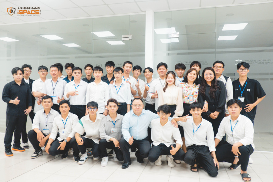 Giáo viên và sinh viên Trường Cao đẳng iSPACE. dscf0363-2.jpg