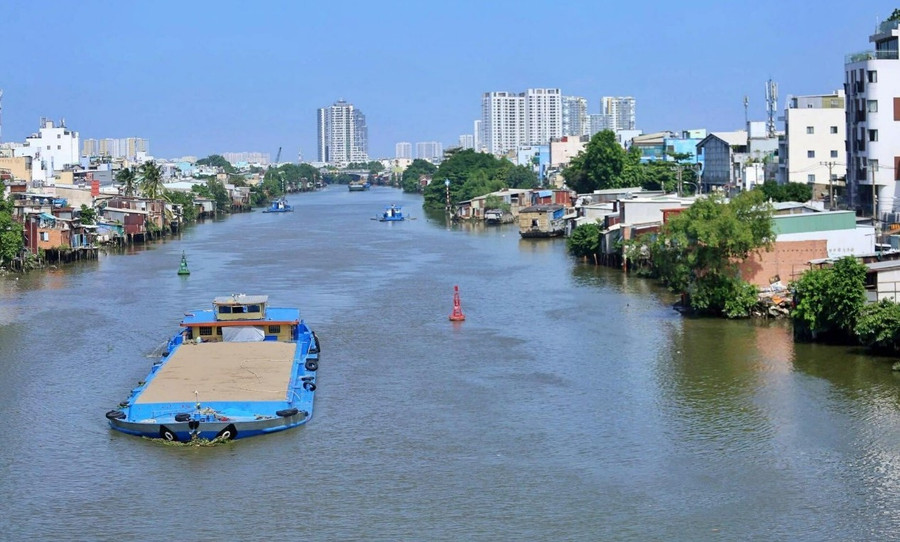 Một đoạn Kênh Đôi ở TPHCM. Ảnh: Phúc Uyên.