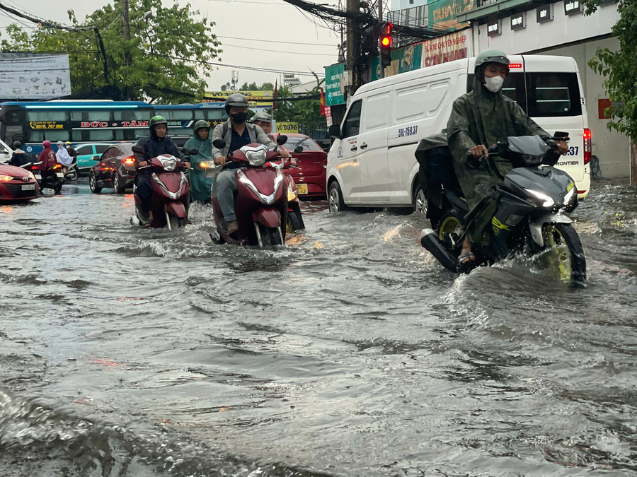 Chiều nay (4/6), cơn mưa lớn trút xuống TP Thủ Đức (TPHCM) khiến nhiều tuyến đường bị ngập sâu. Đường Hiệp Bình, TP Thủ Đức thường xuyên bị ngập mỗi khi mưa lớn. ngap-46-11.jpg
