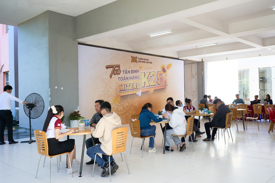 Tân sinh viên làm thủ tục nhập học tại Trường ĐH Công nghệ Miền Đông. Ảnh: MIT-Uni. 530143676-1251934790277195-2404188762157926097-n.jpg