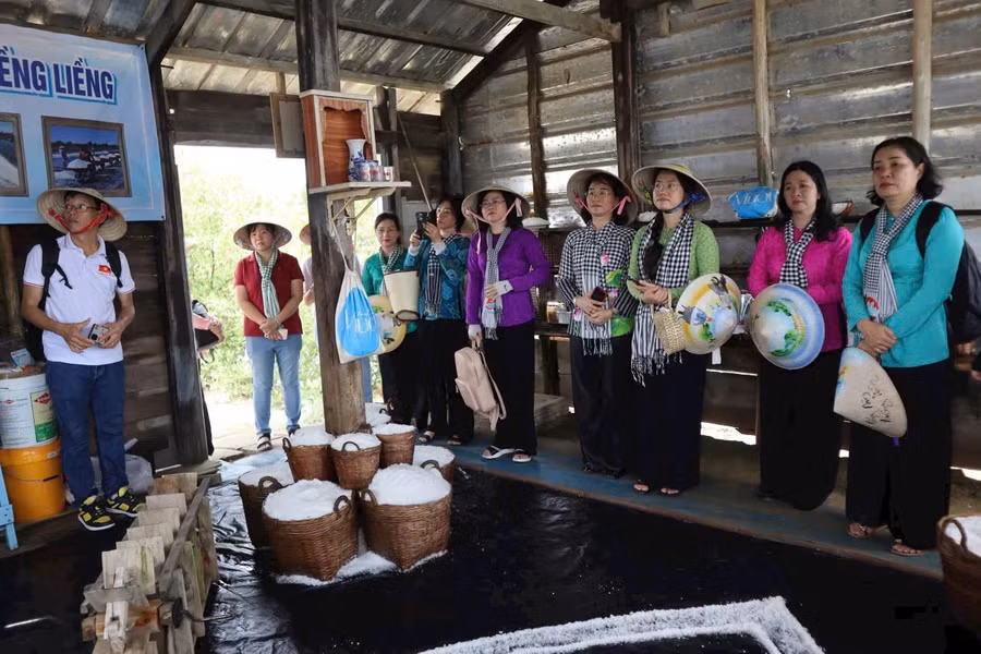 Khách du lịch tham quan và tìm hiểu mô hình làm muối tại ấp đảo Thiềng Liềng. Ảnh: Phúc Uyên.