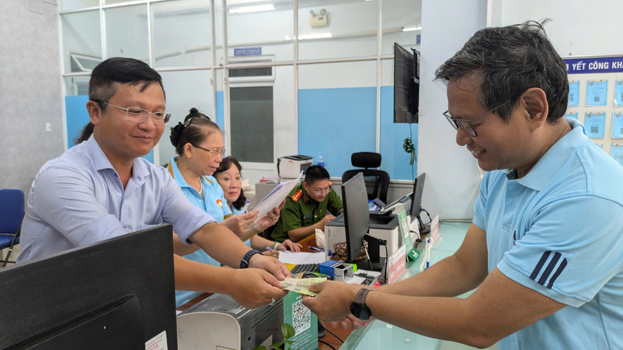 Người dân nhận quà tặng tại phường Tân Sơn Nhất. Ảnh: Phúc Uyên. b65ecb074807c3599a16.jpg