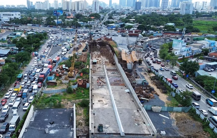 Ùn tắc tại công trường thi công nút giao An Phú, đường kết nối với cao tốc TPHCM - Long Thành - Dầu Giây. Ảnh: Phúc Uyên.