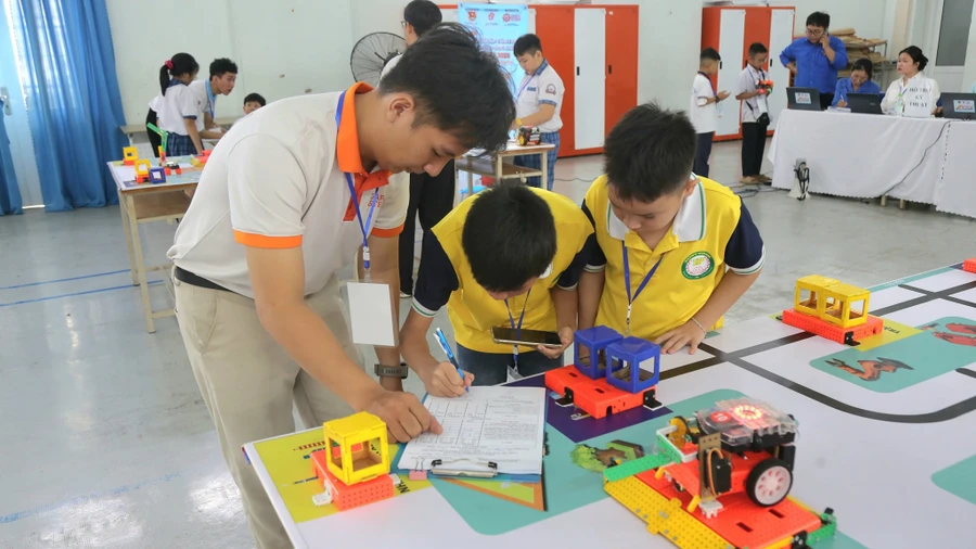 Học sinh tham gia tranh tài cuộc thi lắp ráp và lập trình robot - MYOR. Ảnh: BTC.
