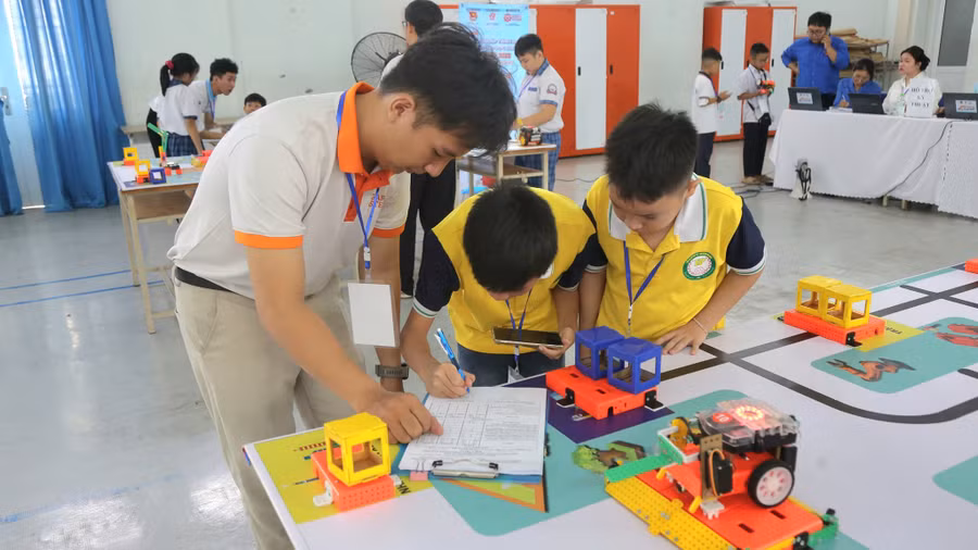Học sinh tham gia tranh tài cuộc thi lắp ráp và lập trình robot - MYOR. Ảnh: BTC.