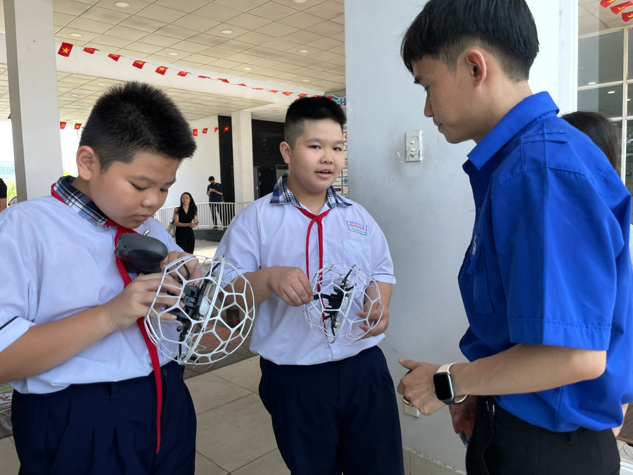 Học sinh TPHCM thích thú với hoạt động ngoại khóa với sân chơi drone soccer (đá bóng trên không), một hoạt động của giáo dục STEM. Ảnh: Hà An.