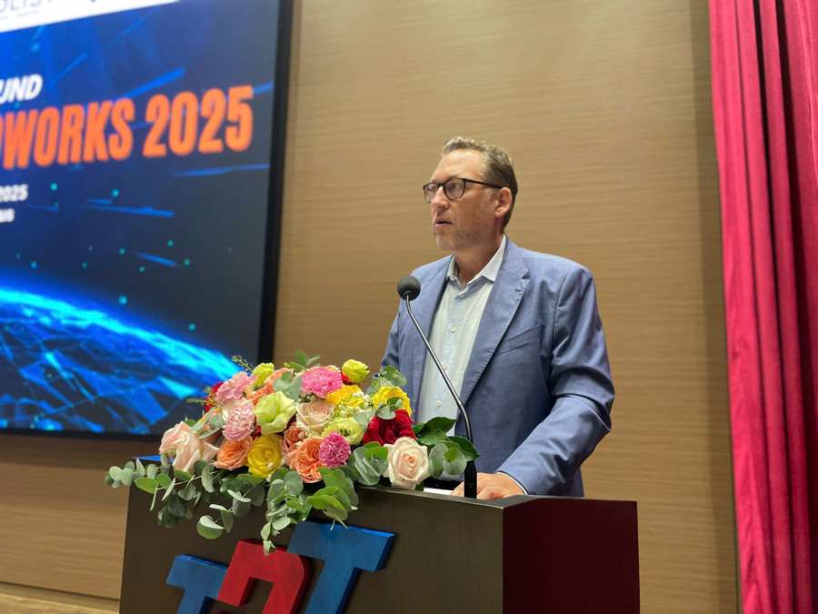 TS Thomas Aulig, Phó Hiệu trưởng Trường ĐH Việt Đức phát biểu khai mạc vòng bán kết cuộc thi Innoworks 2025. Ảnh: Hà An. 254487928ddf06815fce.jpg