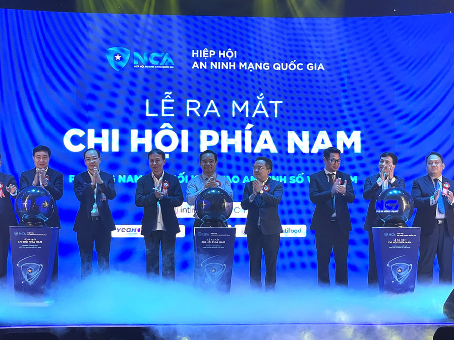 Các đại biểu thực hiện nghi thức ra mắt Chi hội phía Nam Hiệp hội An ninh mạng quốc gia. Ảnh: Hà An.