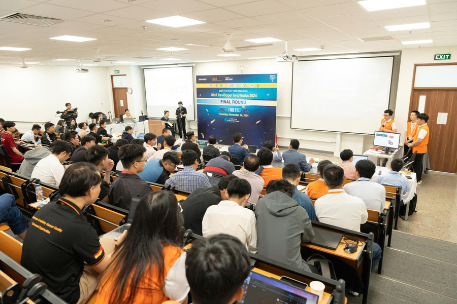 Nhóm sinh viên Trường ĐH Việt Đức giới thiệu dự án tại Vòng bán kết cuộc thi Innoworks năm 2024. Ảnh: BTC.