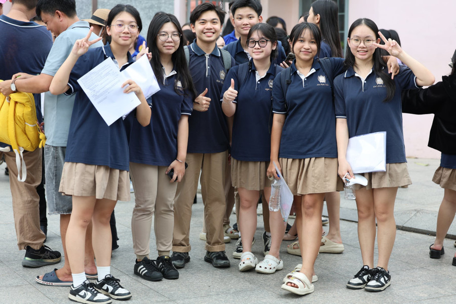 Nhóm học sinh vui vẻ sau khi thi xong môn Ngữ Văn. 0958d267-f53c-4b97-a82b-27f3c8e8e8a6.jpg
