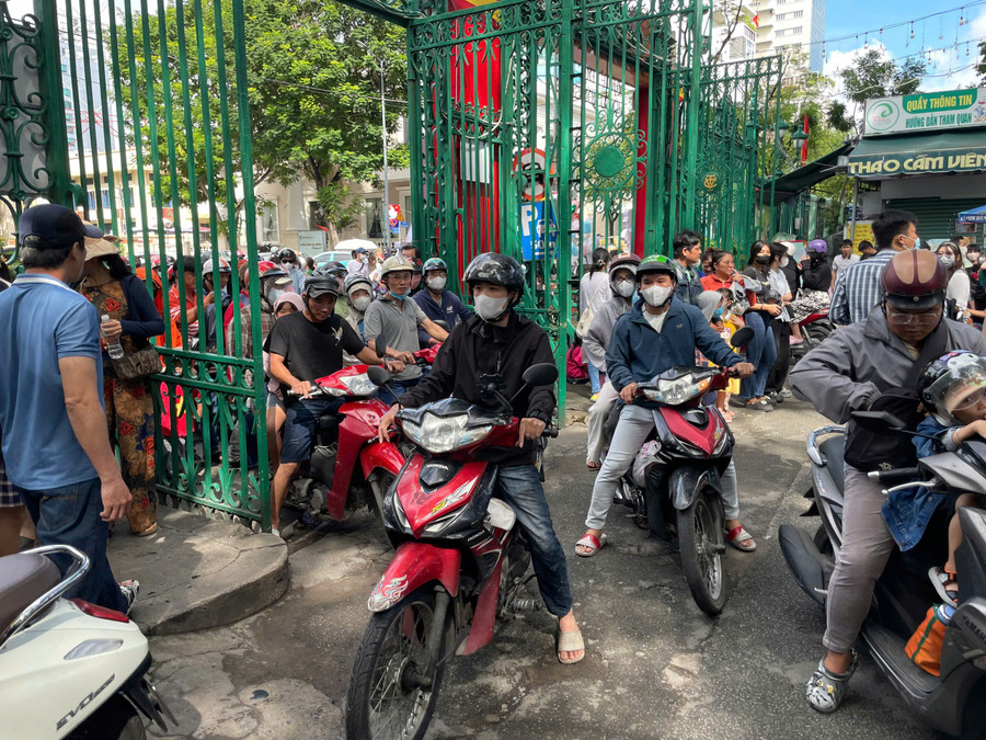 Cổng chính Thảo Cầm Viên (đường Nguyễn Bỉnh Khiêm, phường Sài Gòn) mở tất cả các cửa đón tiếp người dân vào tham quan. 24815282698fe2d1bb9e.jpg