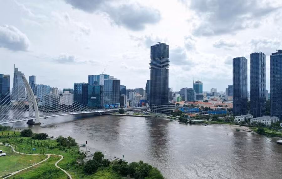 Cầu Ba Son hướng đi vào trung tâm TPHCM với nhiều tòa nhà cao tầng. (Ảnh: Phúc Uyên)