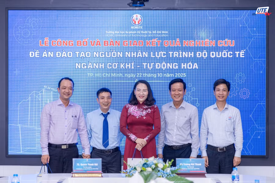 Lãnh đạo Trường Đại học Sư phạm Kỹ thuật TPHCM và lãnh đạo Sở GD&ĐT TPHCM tại chương trình. Ảnh: HCMUTE. 