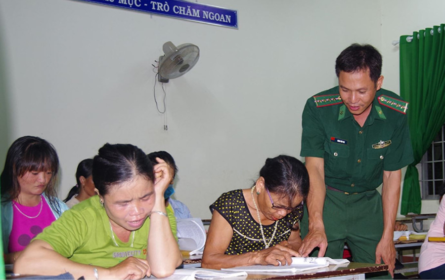 Lớp học xóa mù chữ tại xã la Rvê do bộ đội biên phòng đứng lớp. Ảnh: Cổng TTĐT Đắk Lắk.