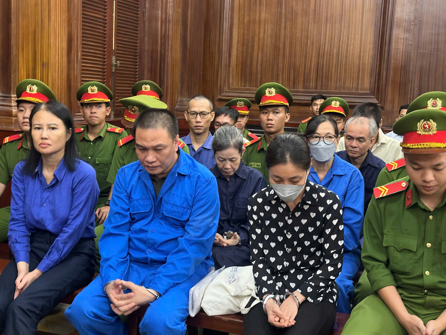 Các bị cáo trong vụ án có mặt tại phiên tòa, riêng bà Nhàn bị xét xử vắng mặt. Ảnh: Phúc Uyên