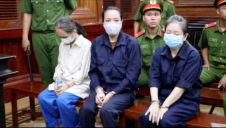 Giáp Thị Sông Hương (giữa) cùng các bị cáo tại phiên tòa. Ảnh: Phúc Uyên.