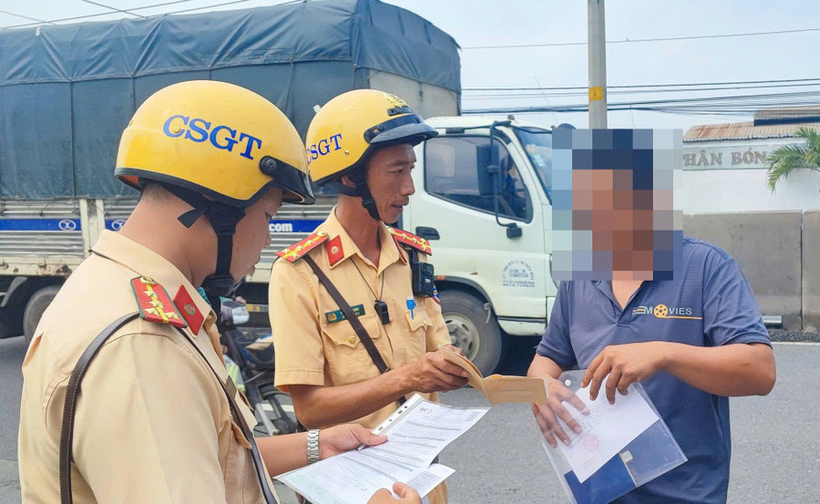 Lực lượng CSGT, Công an TPHCM xử lý người dân vi phạm giao thông. (Ảnh: Phúc Uyên)
