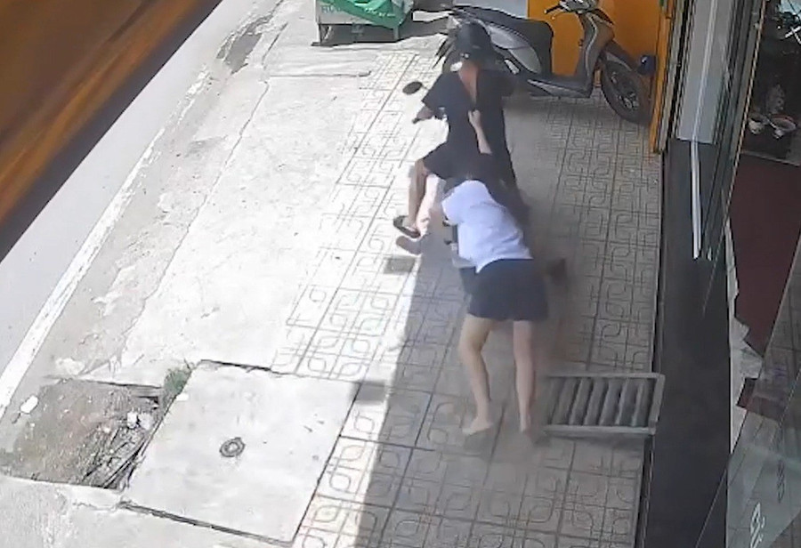 Trần Anh Dũng kéo lê nữ nhân viên tại tiệm vàng. Ảnh cắt từ video.