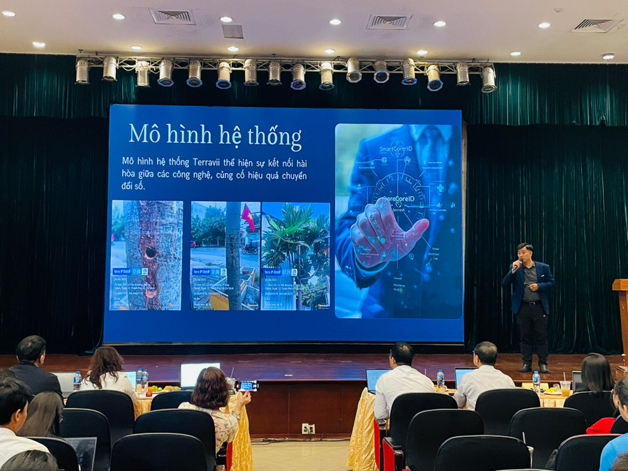 Đại diện các dự án thuyết trình giới thiệu các giải pháp công nghệ tại cuộc thi. Ảnh: Phúc Uyên. img-9190.jpg