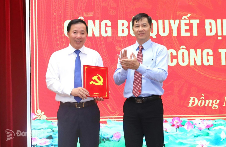 Ông Nguyễn Văn Út nhận quyết định của Ban Bí thư chỉ định giữ chức Phó Bí thư Tỉnh ủy Đồng Nai. Ảnh: Báo Đồng Nai