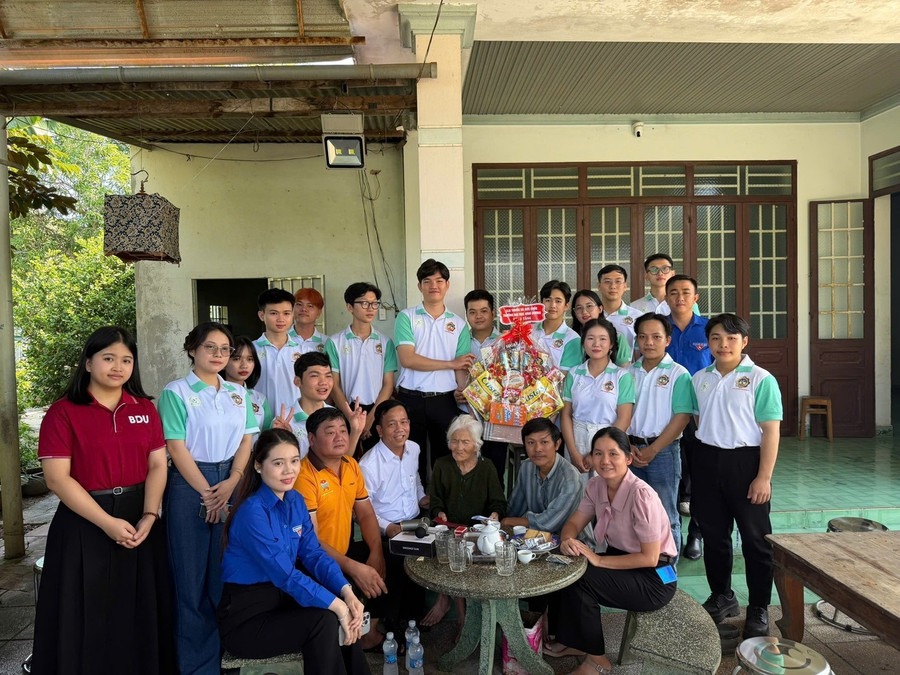 Thầy trò Trường Đại học Bình Dương cùng chính quyền địa phương thăm Mẹ Việt Nam anh hùng Võ Thị Thạnh (phường Bình Minh, Tây Ninh). Ảnh: Phúc Uyên.