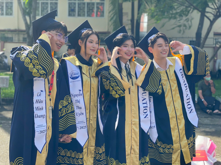 Các tân cử nhân, kỹ sư Trường Đại học Thủy lợi rạng rỡ trong lễ tốt nghiệp. Ảnh: Hà An.