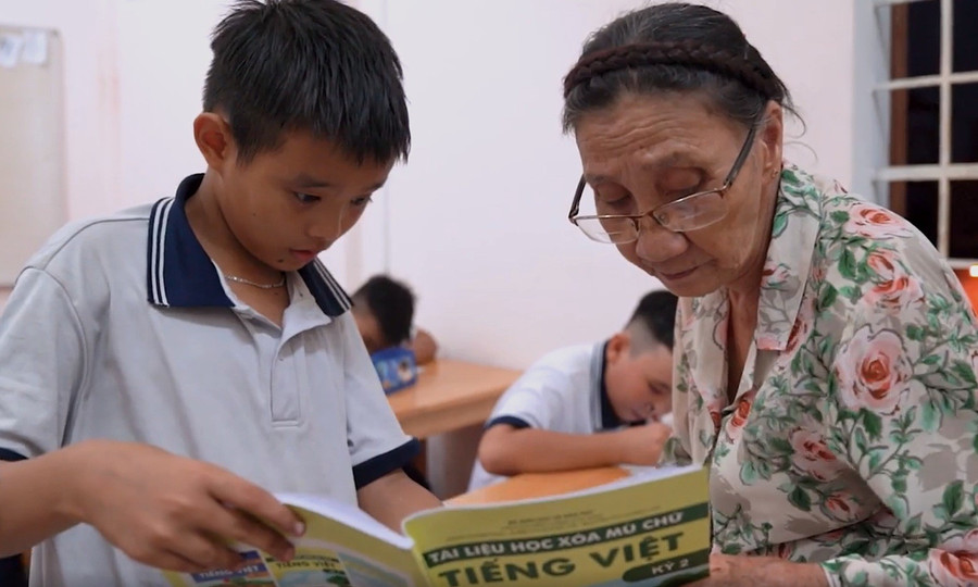 Bà Nguyễn Thị Ba trong giờ dạy môn Tiếng Việt cho học trò. Ảnh: Phúc Uyên.