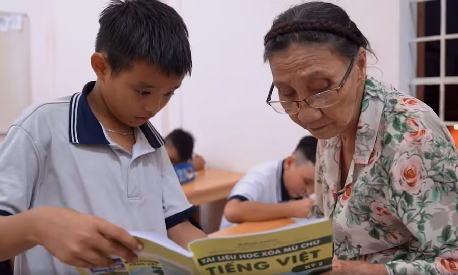 Bà Nguyễn Thị Ba trong giờ dạy môn Tiếng Việt cho học trò. Ảnh: Phúc Uyên.