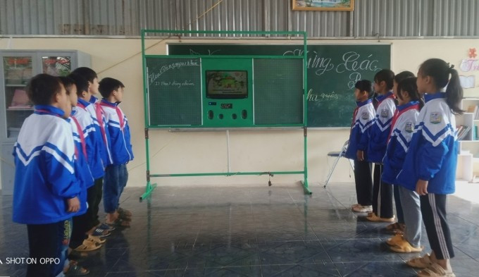 Học sinh hào hứng với bài học được thể hiện trên bảng thông minh. Ảnh: NVCC. bang-thong-minh.jpg