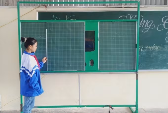 Học sinh sử dụng bảng thông minh do thầy Phạm Thu Trang phát triển. Ảnh: NVCC.