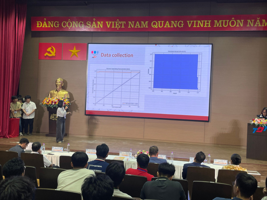 Các đội thi thuyết trình dự án tại cuộc thi. Ảnh: Hà An. 71eec23f81730a2d5362.jpg