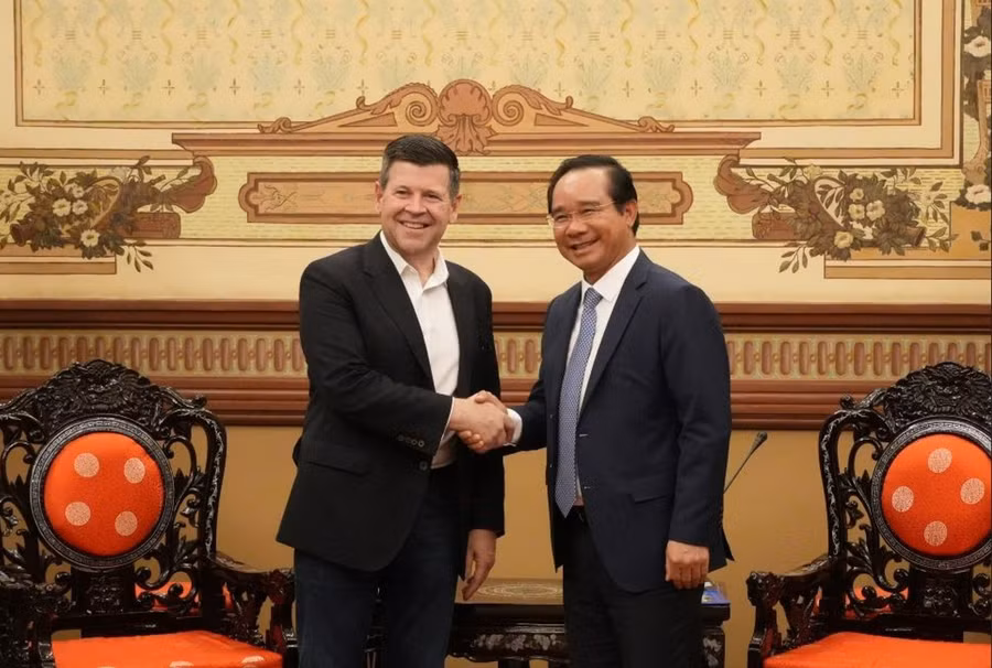 Chủ tịch UBND TPHCM Nguyễn Văn Được (phải) tiếp đại diện Sàn giao dịch chứng khoán NASDAQ (Mỹ). (Ảnh: Cổng TTĐT TPHCM).