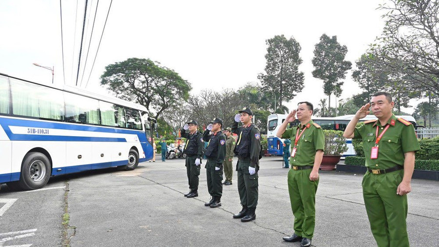 Lực lượng Công an làm nhiệm vụ trong khu vực đón tiếp các đại biểu về dự đại hội. 563450297-816817867779882-310178601723344898-n.jpg