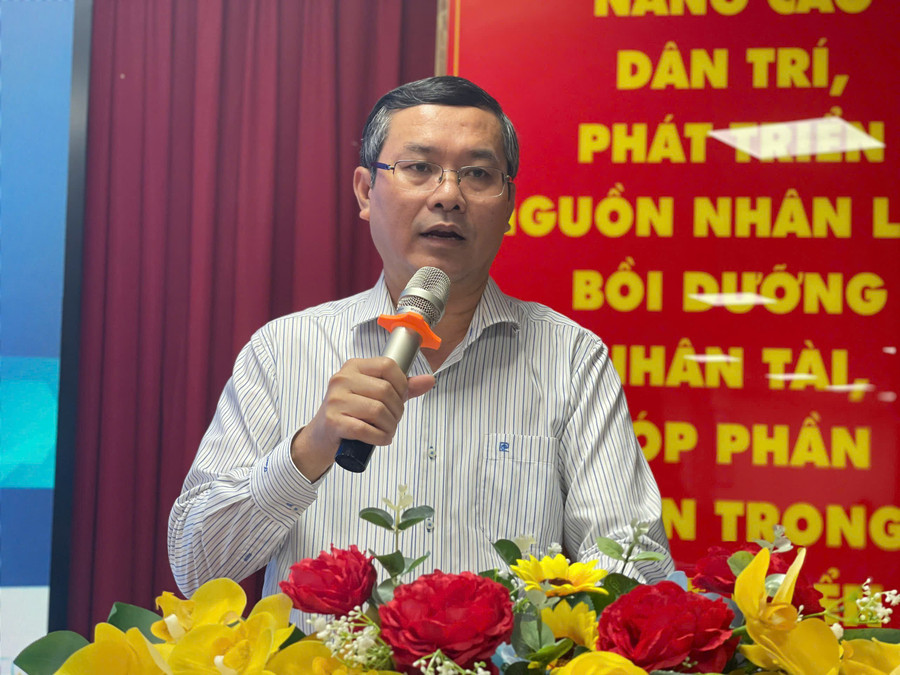 Thứ trưởng Bộ GD&ĐT Nguyễn Văn Phúc phát biểu tại hội thảo. Ảnh: Hà An.